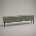 Mobile TV verde salvia in MDF scanalato con 4 ante e gambe in acciaio nero, 180 x 40 x 55 cm